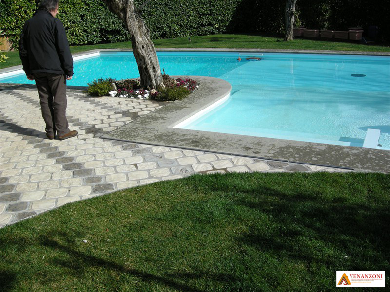 realizzazione piscina con dislivello
